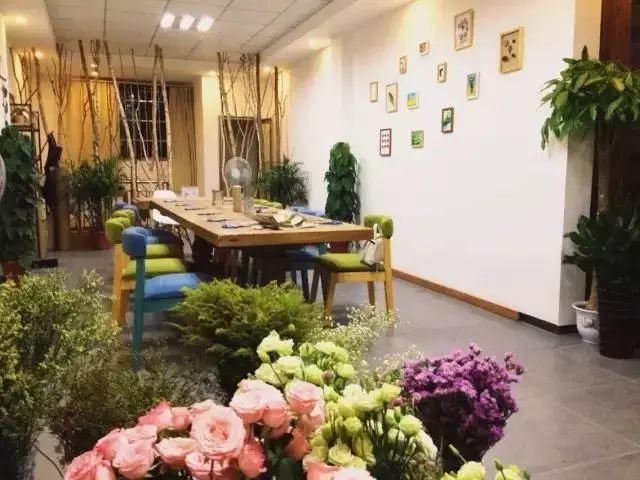 她31岁放弃北漂，回归自然，用枯枝败叶，打造了一个梦幻森林