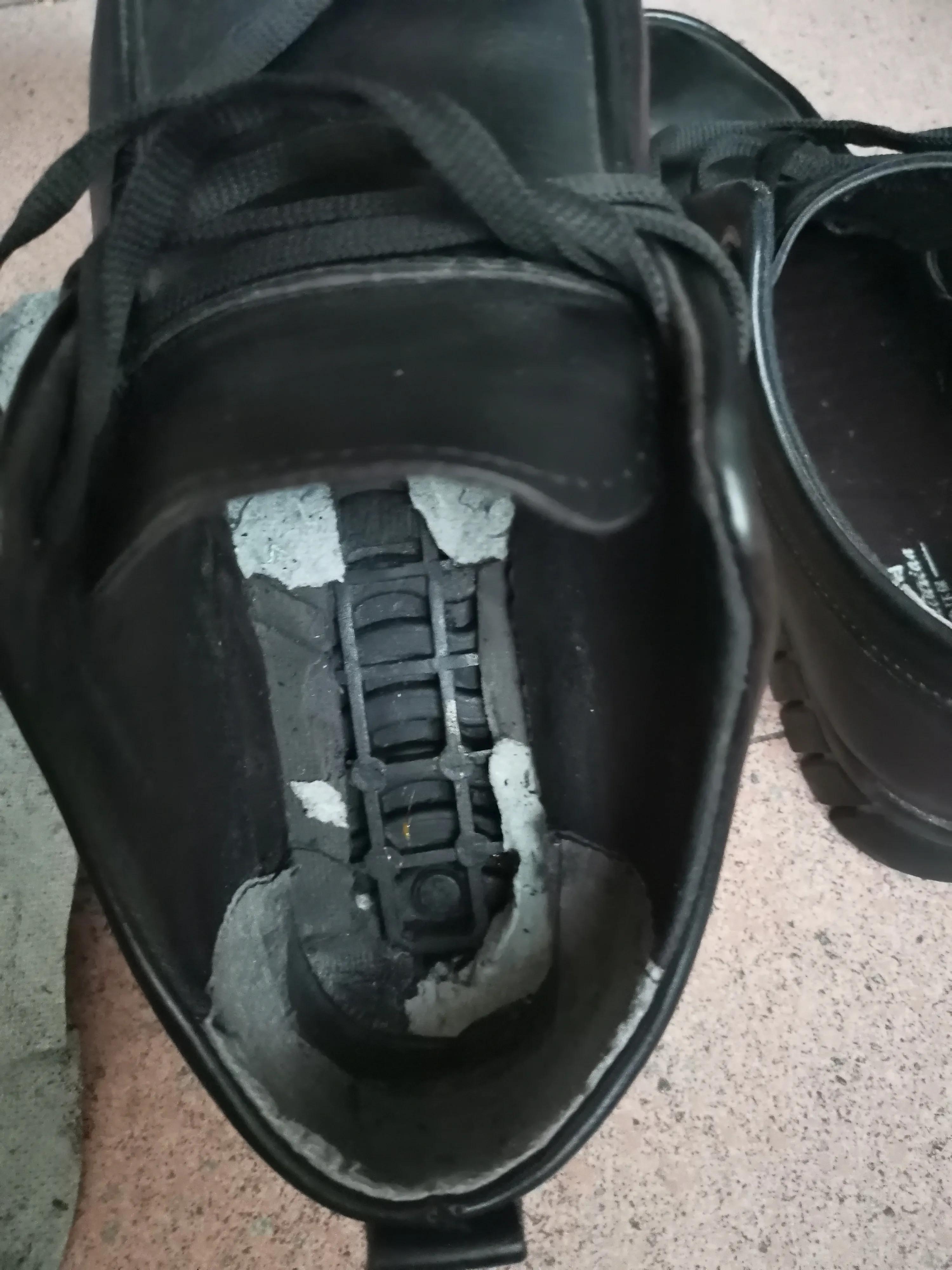 穿这种休闲鞋为什么脚底疼，原来是高低不平的按摩底导致的