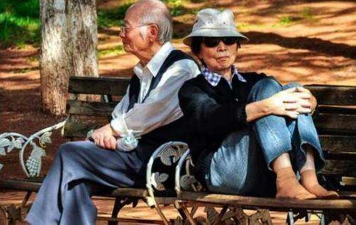 丁克族劝年轻人不生孩子不对,为什么丁克族不生孩子