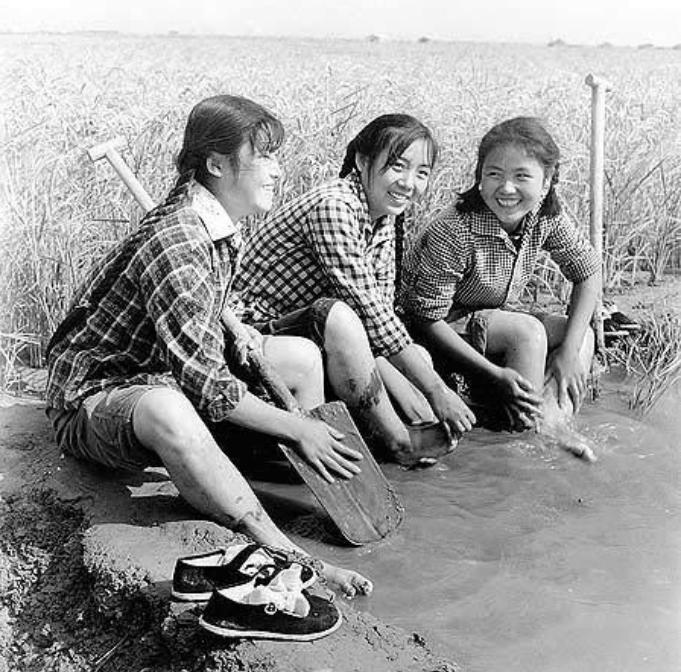 上世纪50年代，给毛主席点烟的女知青，如今怎么样了？