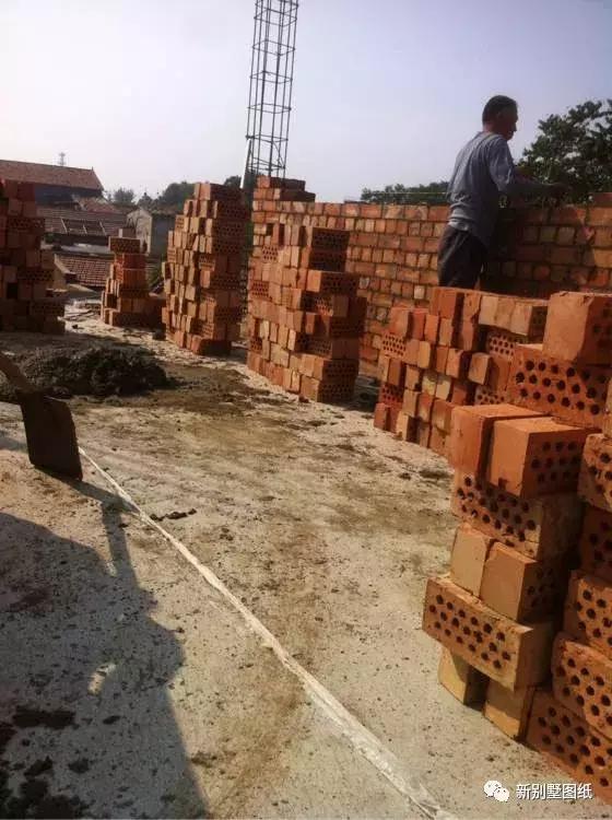 小伙盖三层农村别墅，占地150平米只花不到50万，你觉得怎么样？