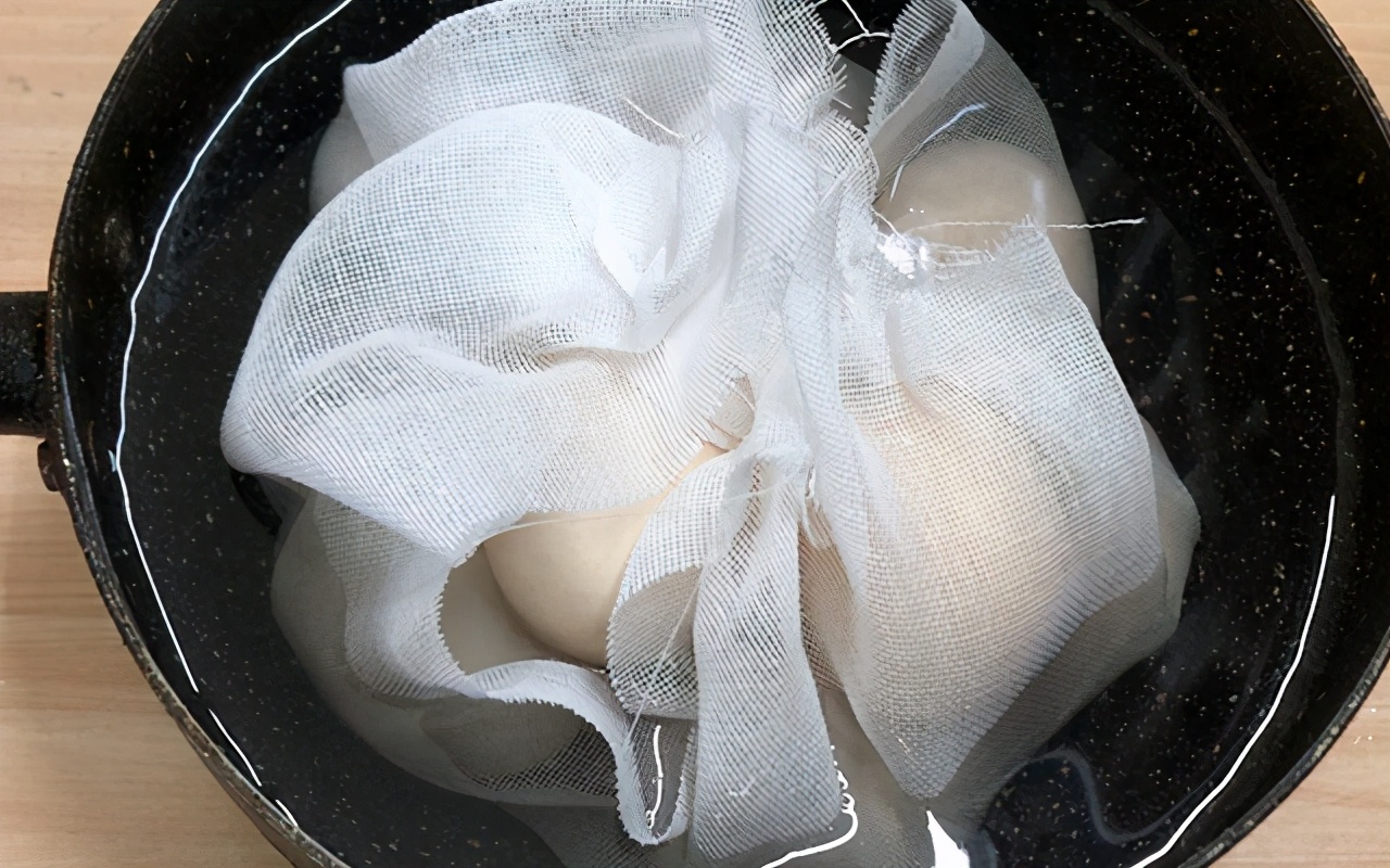 卤鸡蛋不去壳怎么做才入味又好吃,卤鸡蛋不剥壳怎么做才入味又好吃