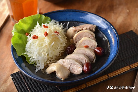 这果子从美国进口，中国是销量榜首，价格昂贵，我国自产卖不出去