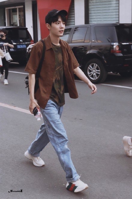 肖战西装露腹肌照片高清,肖战上半身露出腹肌图