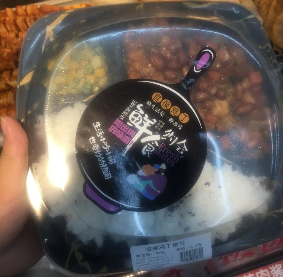 特写|郑州便利店上演“贴身战”，鲜食成各家的“头号*器武**”