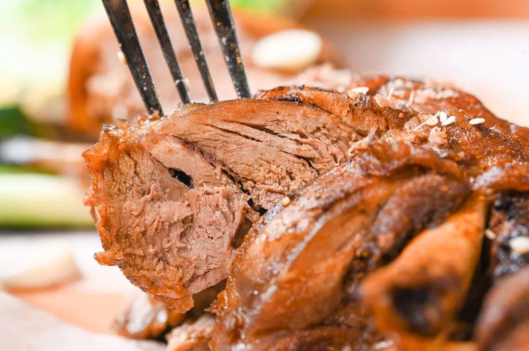 人气爆红的烧烤场，藏在了650㎡的校园课室里