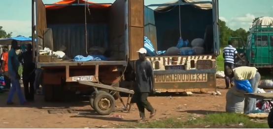 在非洲做生意有多难？60公里路开了两天，结果赚了2.5元