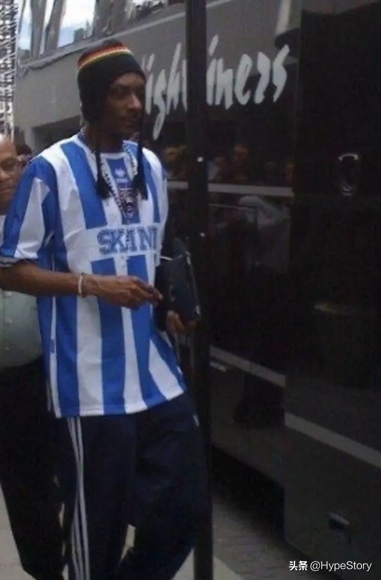 他是西海岸教父级的说唱歌手，也是足球圈最拽的球衣狂魔