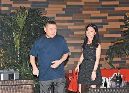 她16岁辍学,20岁当狗仔,未婚产下一儿一女后,37岁终成豪门阔太