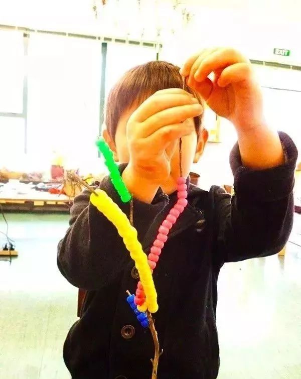 幼儿园用干树枝做成的手工,树枝创意100种手工画幼儿园