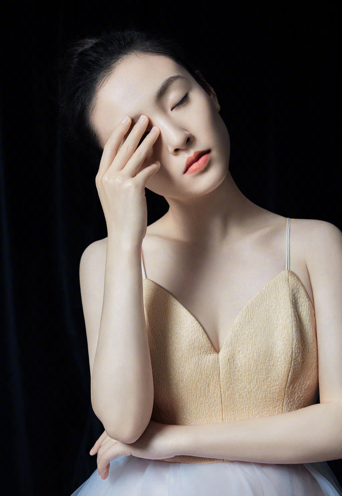 吴倩素颜出街满脸疲态,吴倩生完孩子后颜值重回巅峰