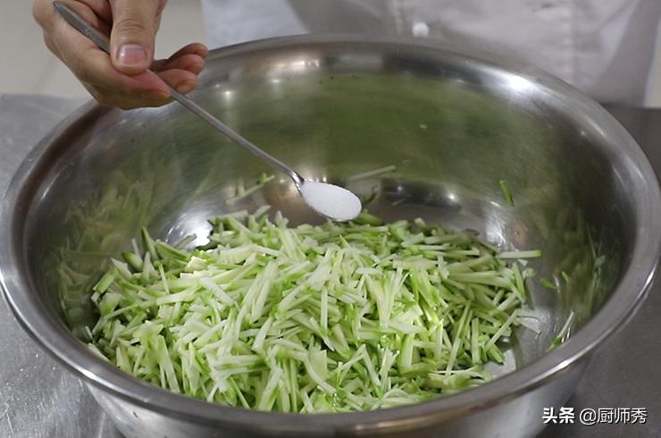 做西葫芦鸡蛋馅饺子的视频,怎样制作西葫芦鸡蛋馅饺子