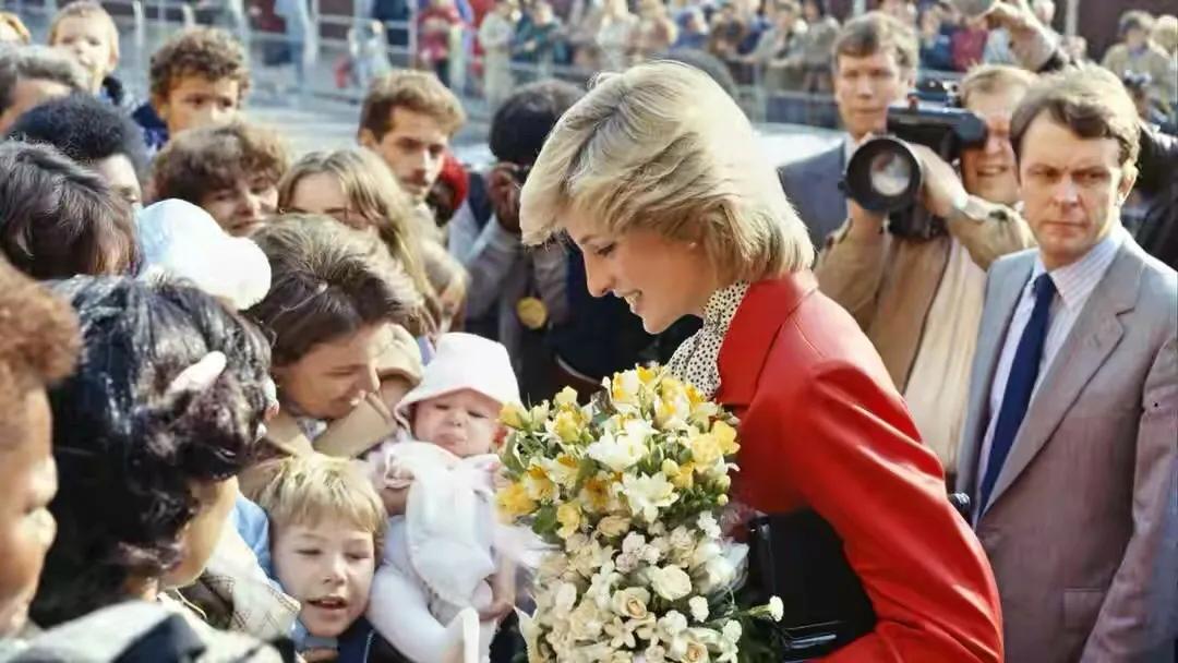 她是永远的“英伦玫瑰”，赢得了全英国的尊重，却输给情敌卡米拉