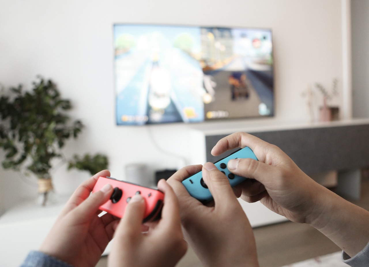 客厅阳台一体办公桌,主卧衣帽间加办公桌