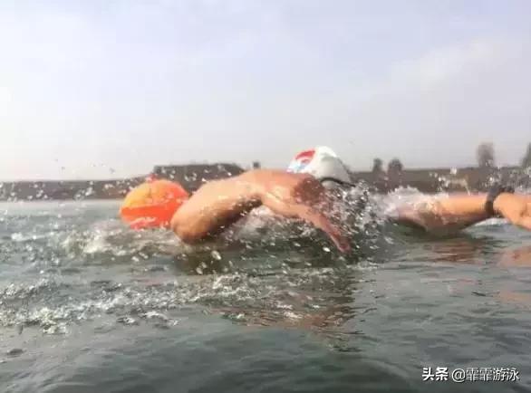 公开水域怎么游,公开水域游泳为什么游偏