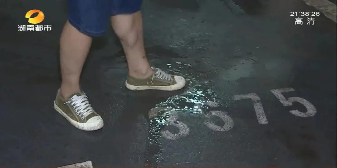 长沙丽发新城三期地下车库雾气弥漫，天花板凝结大量水珠，走在地上如“抹油”！物业：潮湿属雨季返潮