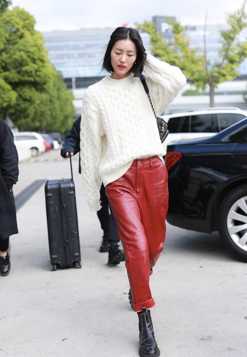 解锁冬季穿搭新方式:毛衣+皮裤,保暖又时髦,超模明星也在穿