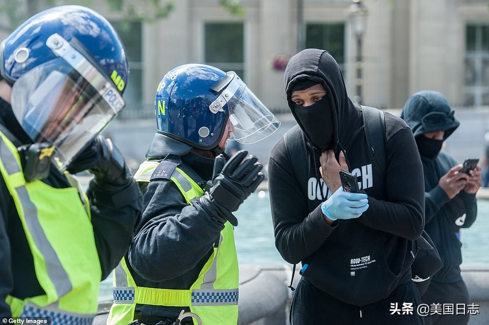 英国抗议人群与警方爆发冲突,英国白人右翼和反种族主义
