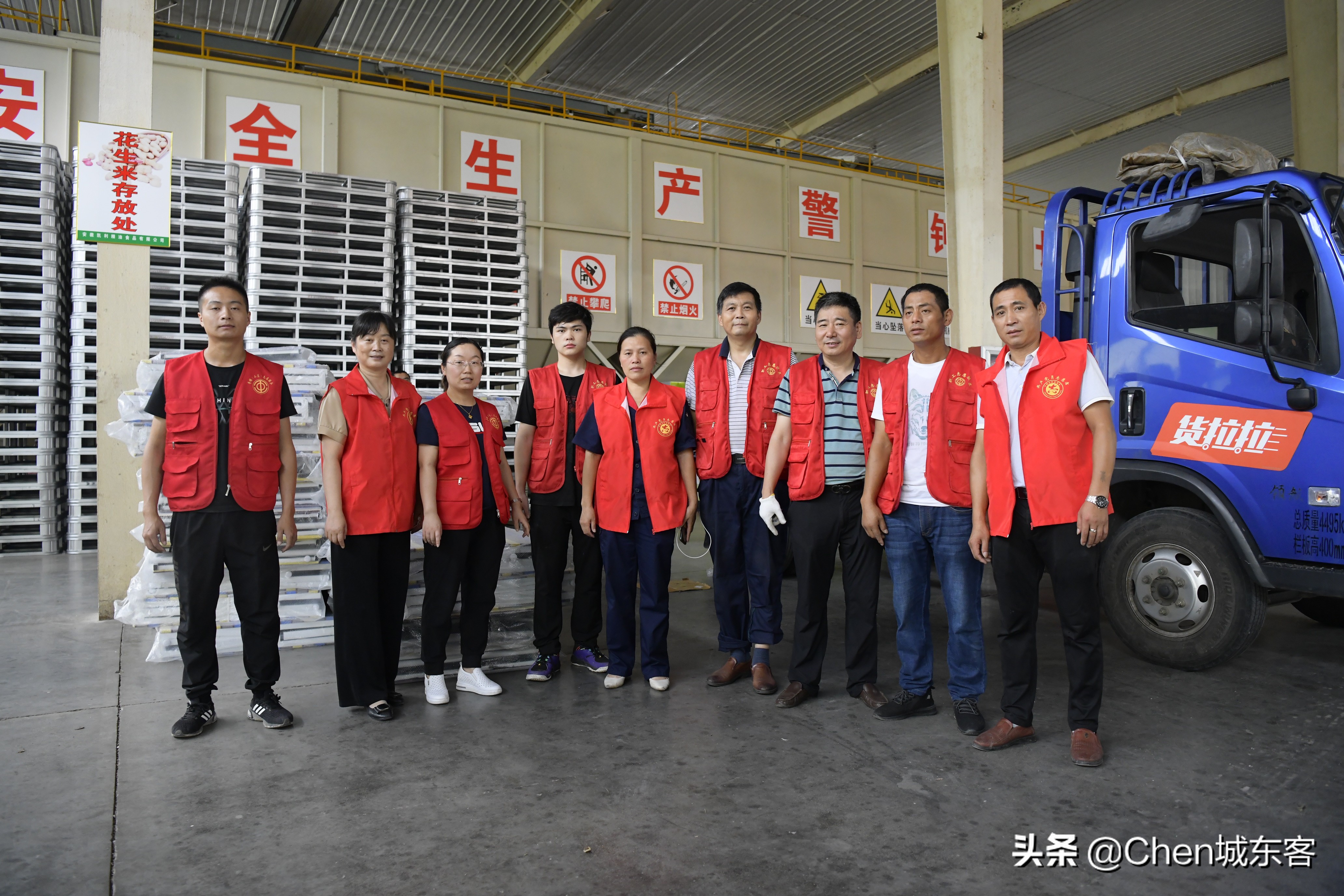 爱心志愿者捐赠传递雷锋精神,爱心捐赠涌春潮守望相助抗疫情