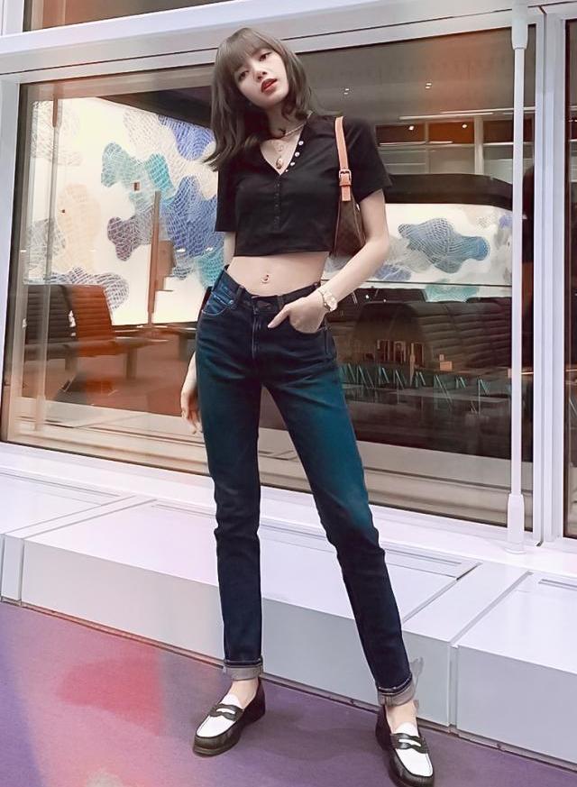 程潇的身材和lisa的身材,人间芭比lisa穿皮衣