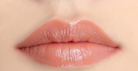 再昂贵的口红也只是点缀,遮盖深唇纹最好的口红