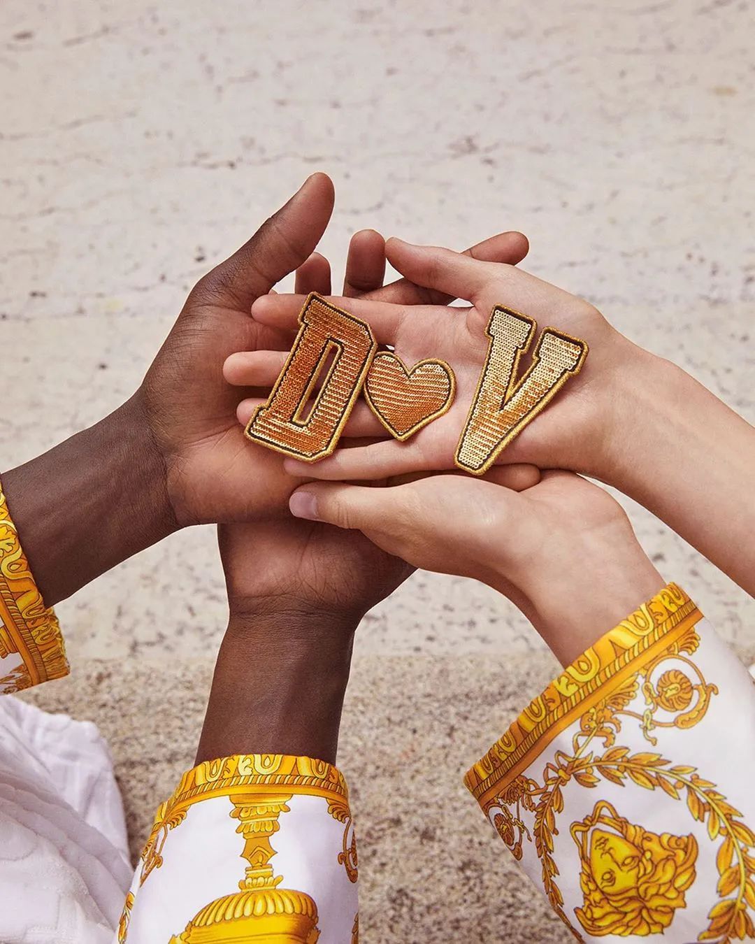 意大利范思哲男装,奢侈品牌范思哲logo大全