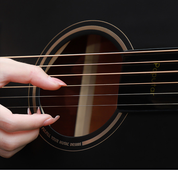 我用这把吉他，圆了青*梦春**