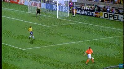 踢翻米兰王朝的贾府少年，身背“杀人犯、强奸犯”恶名的荷兰锋霸