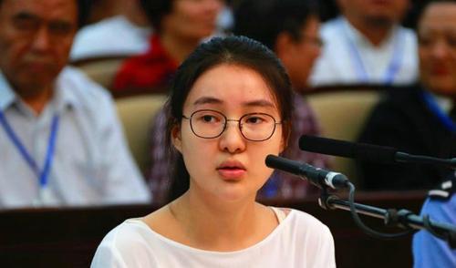 郭美美炫富的具体事件,炫富郭美美后来怎样