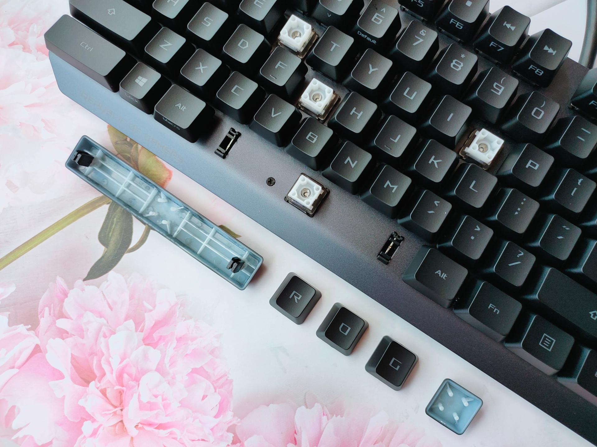 更强寿命和RGB灯光，败家之眼ROG游侠RX光轴键盘