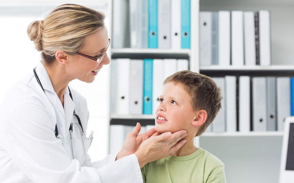 儿子陪父亲治疗甲亢，自己却被查出甲亢，医生一眼看出端倪