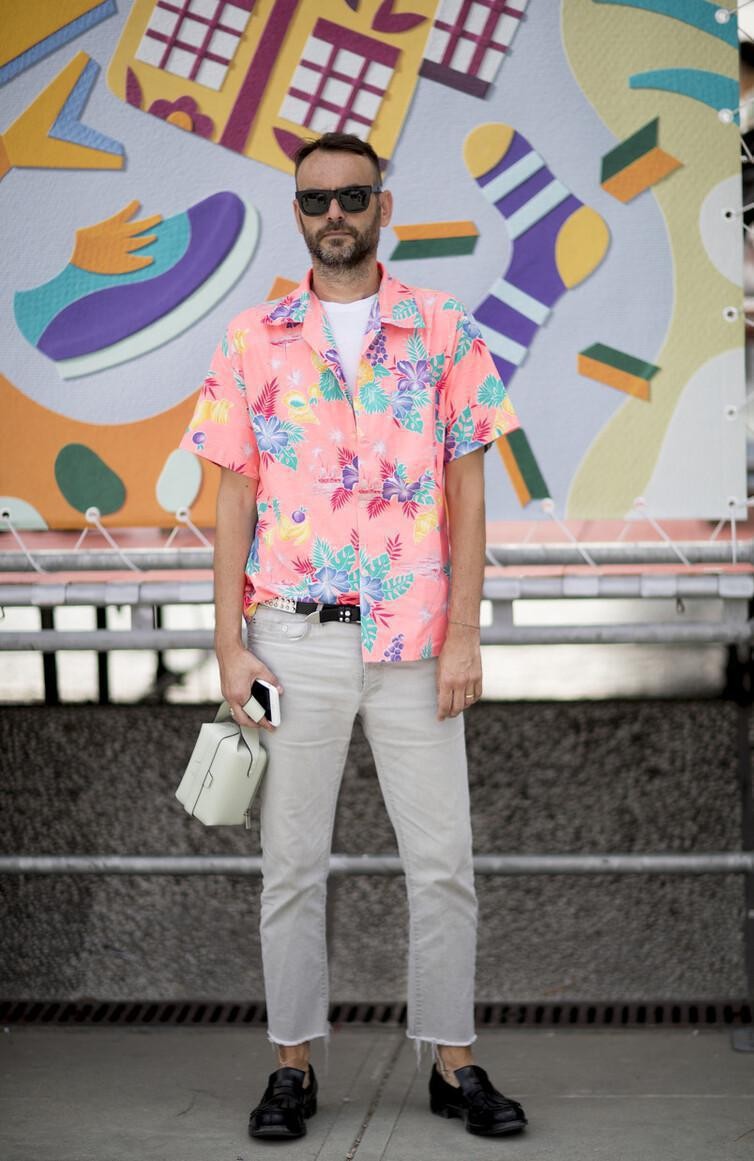 粉色和什么颜色搭配好看男,粉色搭配什么颜色好看男生