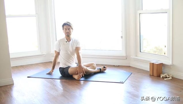 “公狗腰”out了，现在流行的是“鲨鱼线”▷每日一练