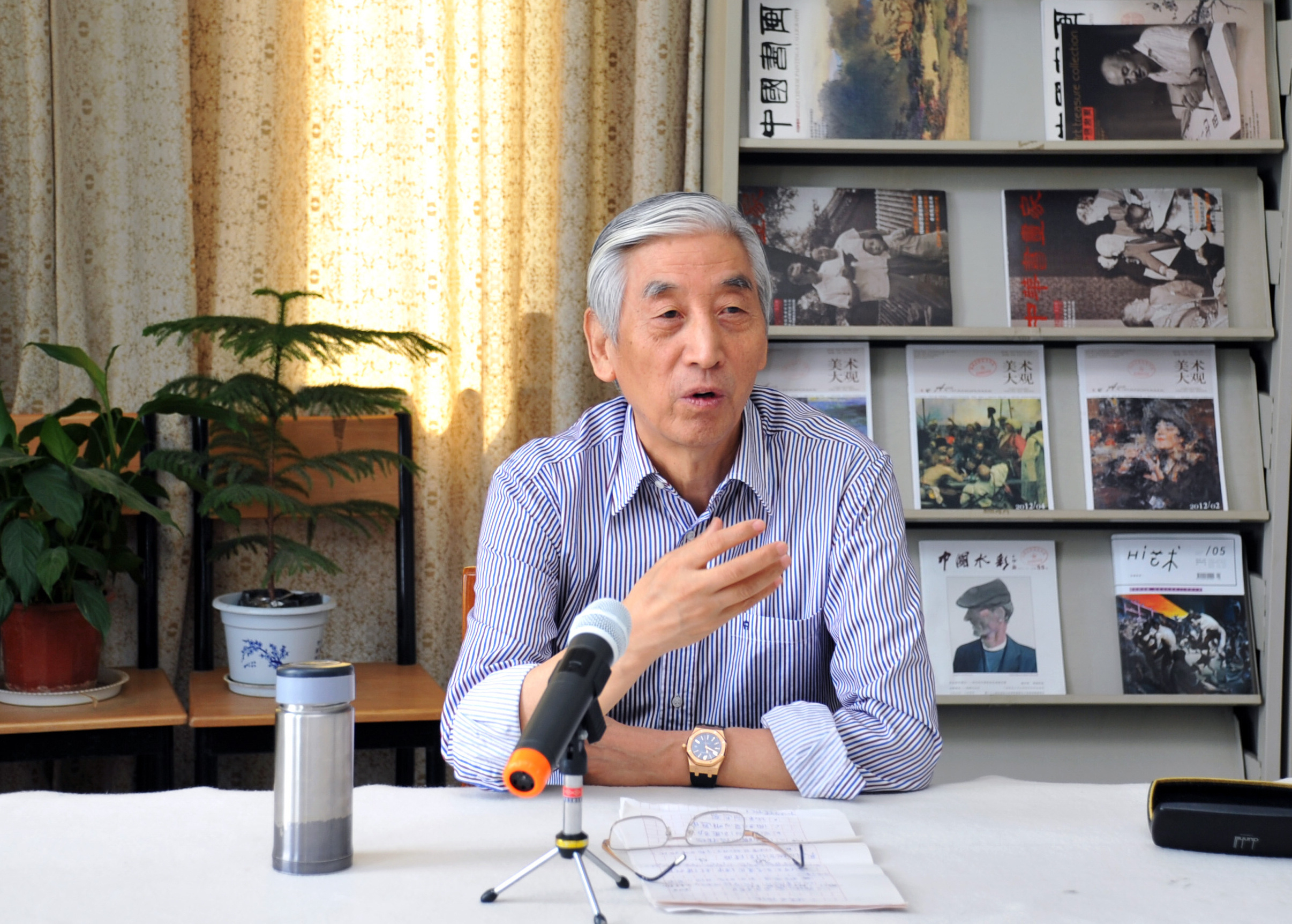 张海为书协主席，为何大家都不喜欢他的书法？原来落款之中藏端倪