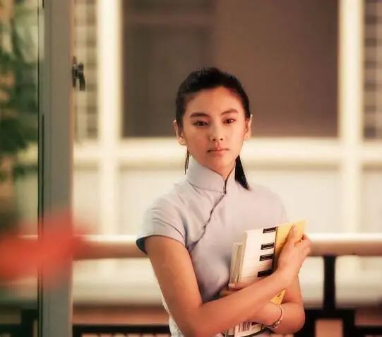 与周星驰签约8年只拍了2部戏,与周星驰签约8年只演2部戏