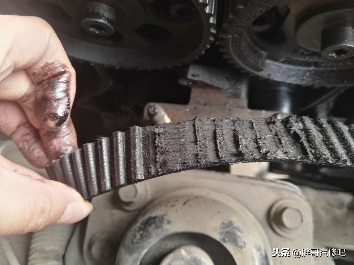 水泵结冰,水泵冻裂导致防冻液进入发动机里