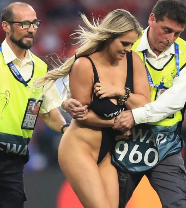 欧冠赛场再现惨案,欧冠再现捂脸名场面