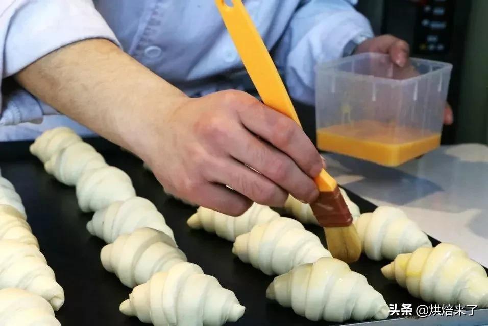 怎么吃都不重样的牛角包，一口咬下去，外酥内软，软绵不失嚼劲