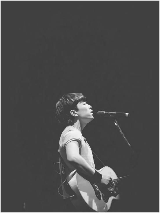 那么多“老艺术家”一辈子就唱一首歌,让我更愿意敬赵雷是条汉子