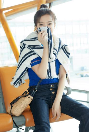 秦岚手抱玩偶斜挎格子包,青春活力感十足,牛仔裤时尚又百搭