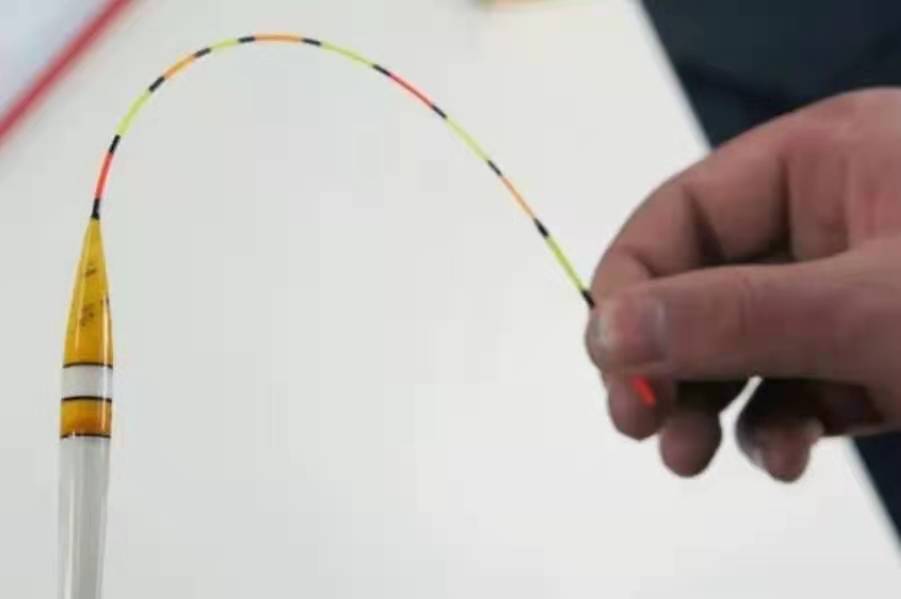 钓草鱼的时候竿子被拖下去怎么办,草鱼太大不好钓怎么办