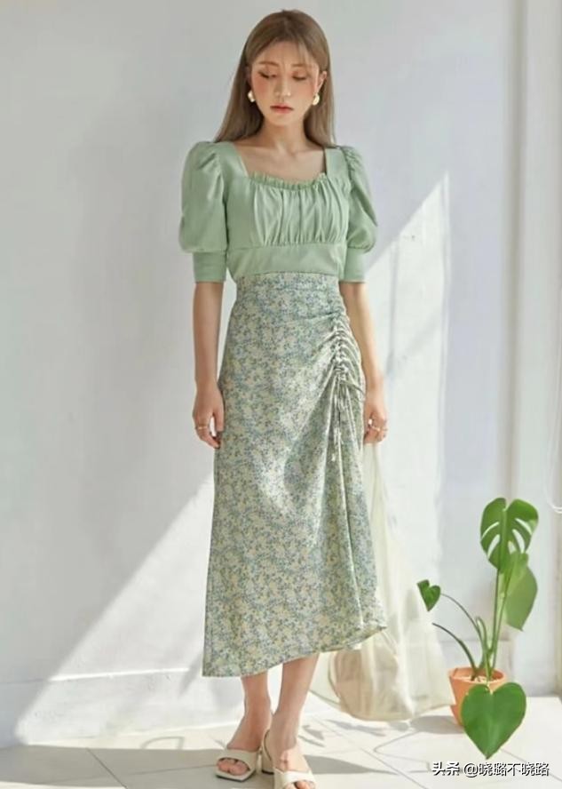 碎花裙怎么穿才不显老气,今年流行碎花裙怎么穿最好看