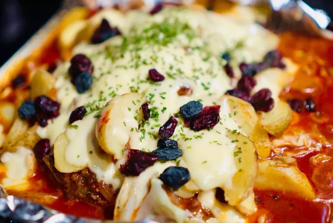 广州爆火的韩国年糕火锅 (韩国美食一条街部队火锅)