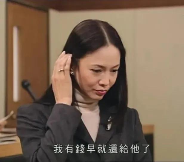 还记得2000年拿下黄子华的中环女律师MissMo穿过什么吗？