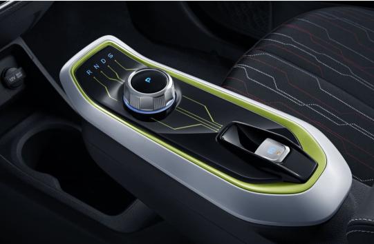 奔奔estar和欧拉黑猫哪个值得买,长安奔奔e-star多彩版和欧拉黑猫