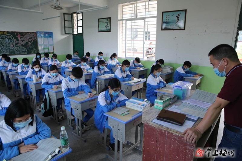 久违的“开学大片”奉上！春风十里，不如校园有你！