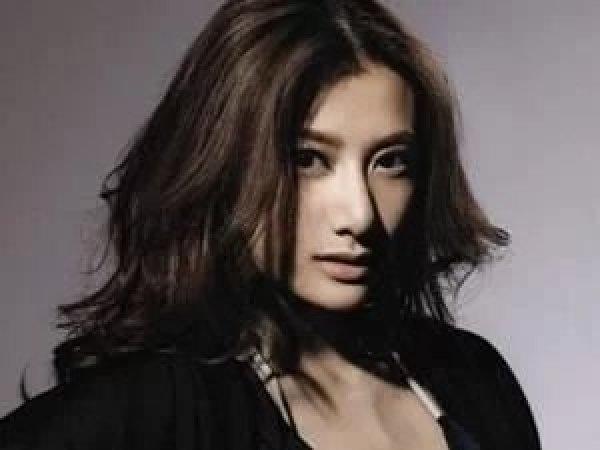 被周星驰第一位签约的女郎,周星驰最早被谁签约