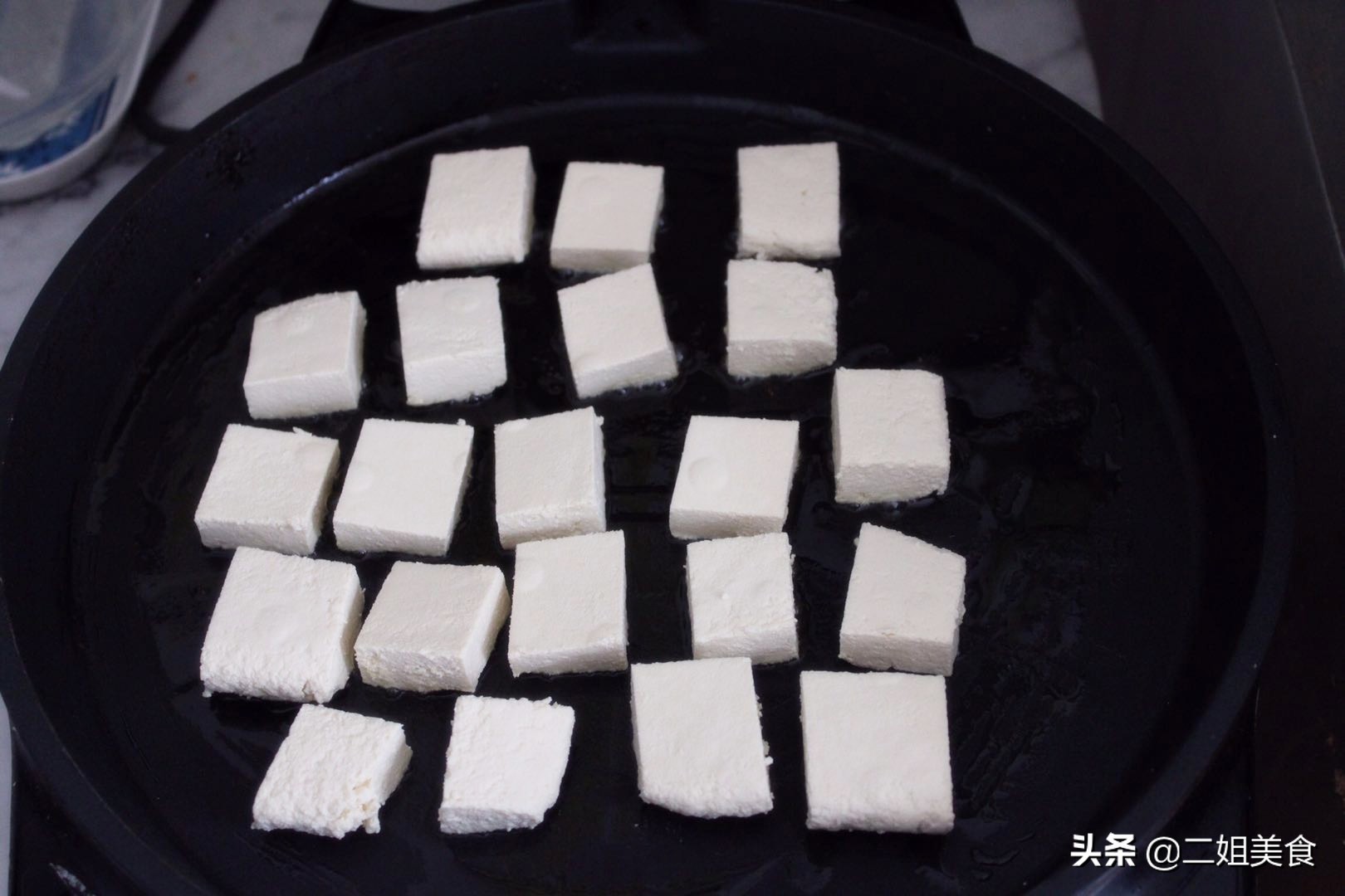 想炖豆腐不容易碎,有人说切大块,有人说加盐,错!教您正确做法