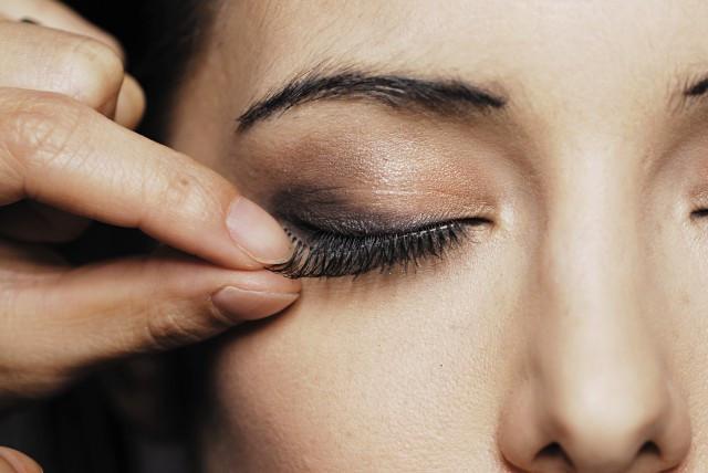 粗眉毛、苍蝇腿、妆面斑驳…新手化妆的那些尴尬误区