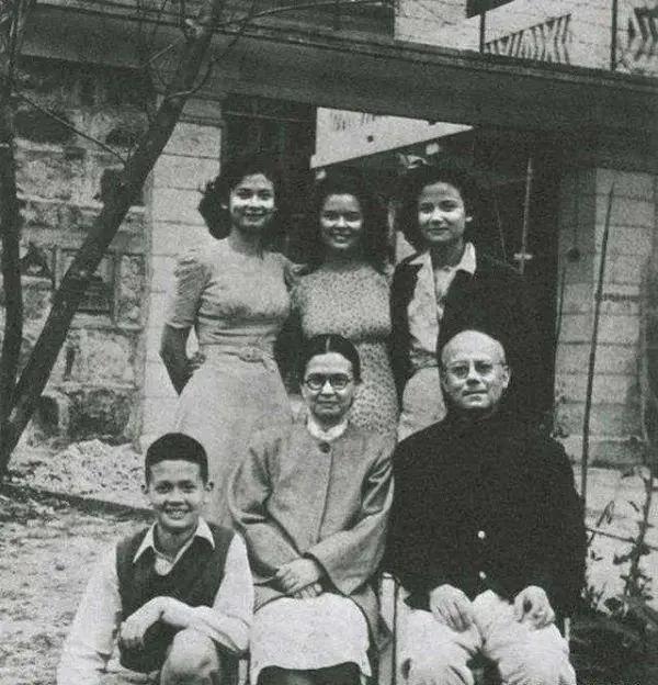 蓝琼缨十四岁嫁赌王被宠三十年,蓝琼缨14岁嫁给何鸿燊